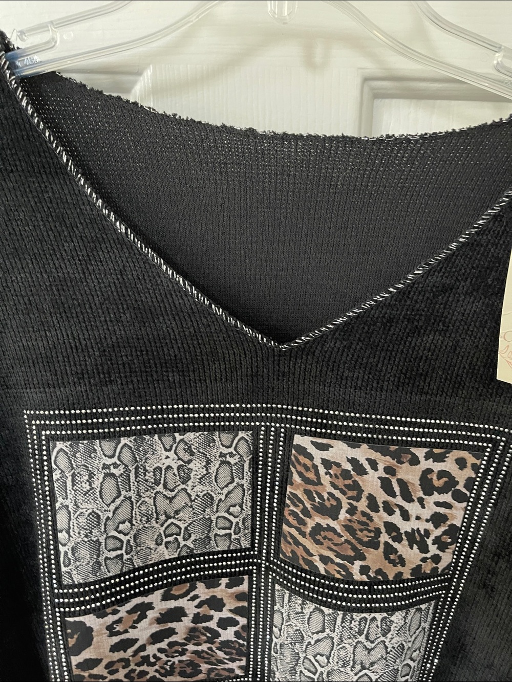 Cozy Black Animal-Print Panel V-Neck Sweater made in Italy - Picture 5 of 6